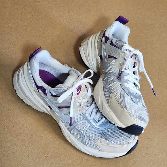 Women's Nike V2K RUNNING tan and Purple Sneakers Sz 9.5 - Picture 6 of 7